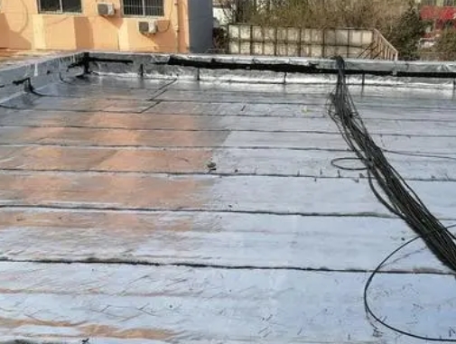 东宝卫生间漏水维修公司分享下东宝屋面楼顶防水刚性防水层施工要点。